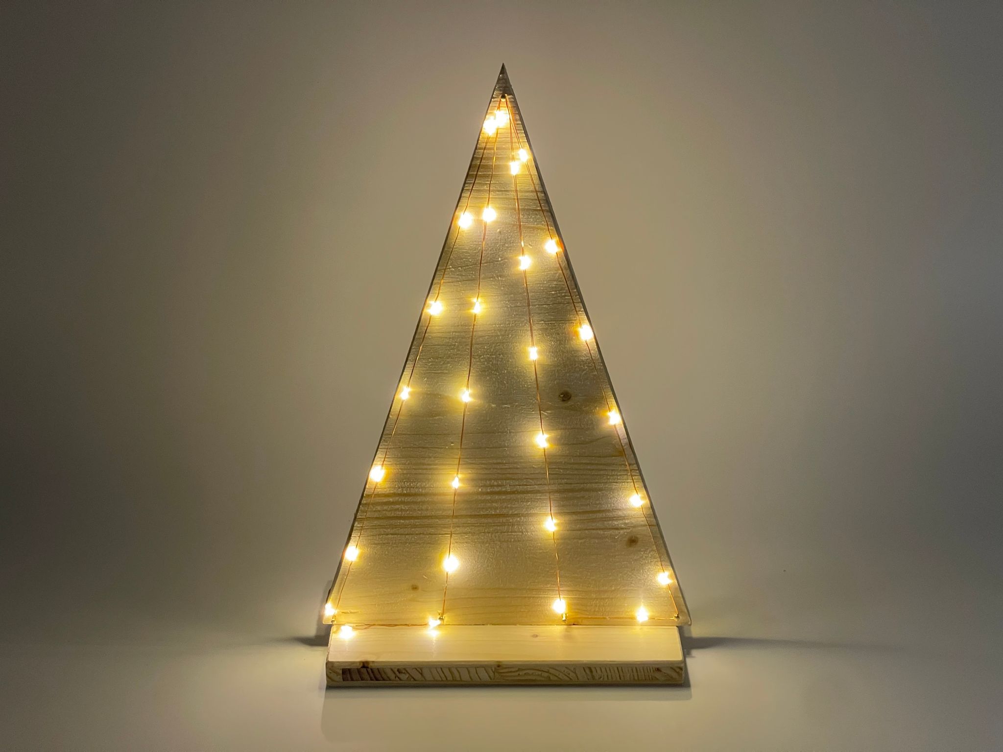 Moderner Weihnachtsbaum aus Holz mit LED Beleuchtung / Timer Moderne