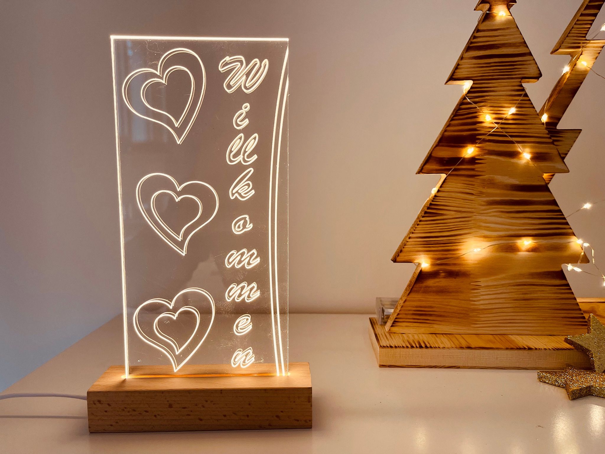 Acrylglasstehle schmal mit Holzsockel und LED Beleuchtung – Herzlich  Willkommen – Leuchtschild – Begrüßungsschild